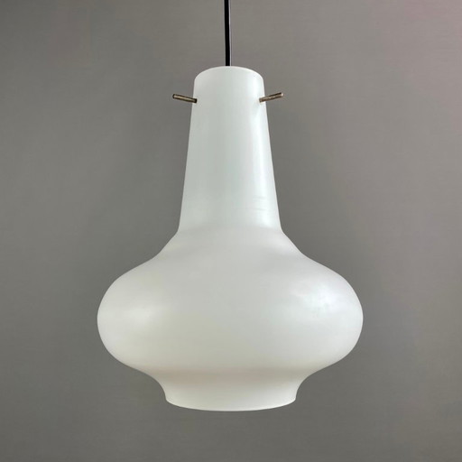 Lampada a sospensione in vetro opalino nello stile dello Stilnovo. Moderna di metà secolo. Italia, anni '60