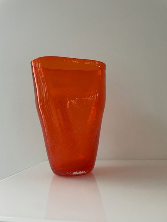 Image 1 of Jarrón soplado a mano en vidrio naranja intenso.