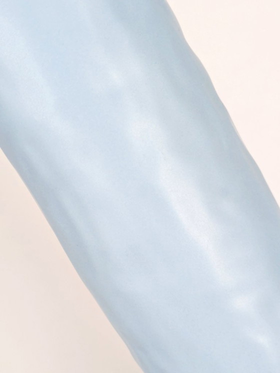 Image 1 of Keramische sculptuur van een blauwe pinguïn van IKEA, gemaakt door Katarina Brieditis, begin jaren 2000.