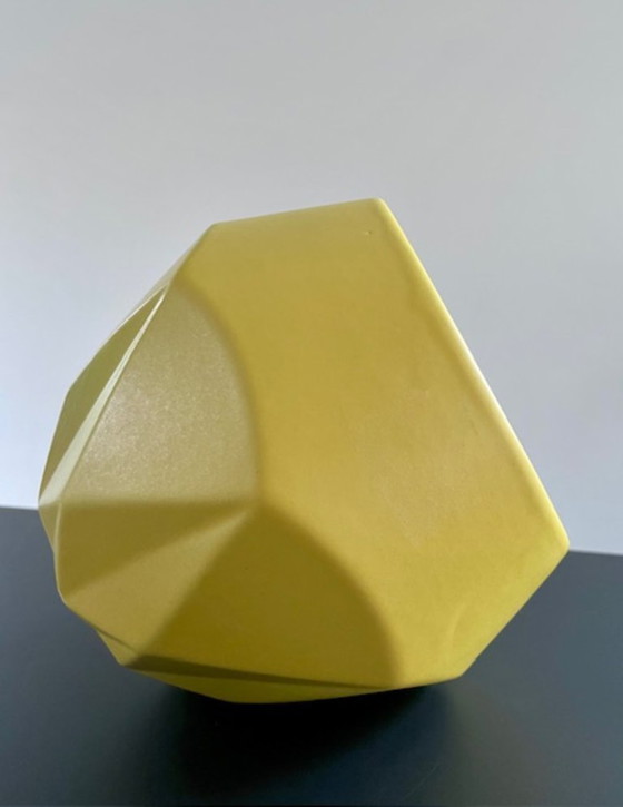 Image 1 of Pot de fleurs design à facettes géométriques jaunes