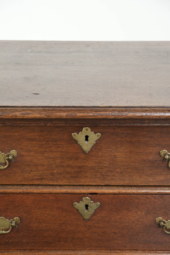 Image 1 of Zeer mooie antieke Engelse 17e eeuwse eikenhouten commode/ ladekast met origineel beslag en bolpoten