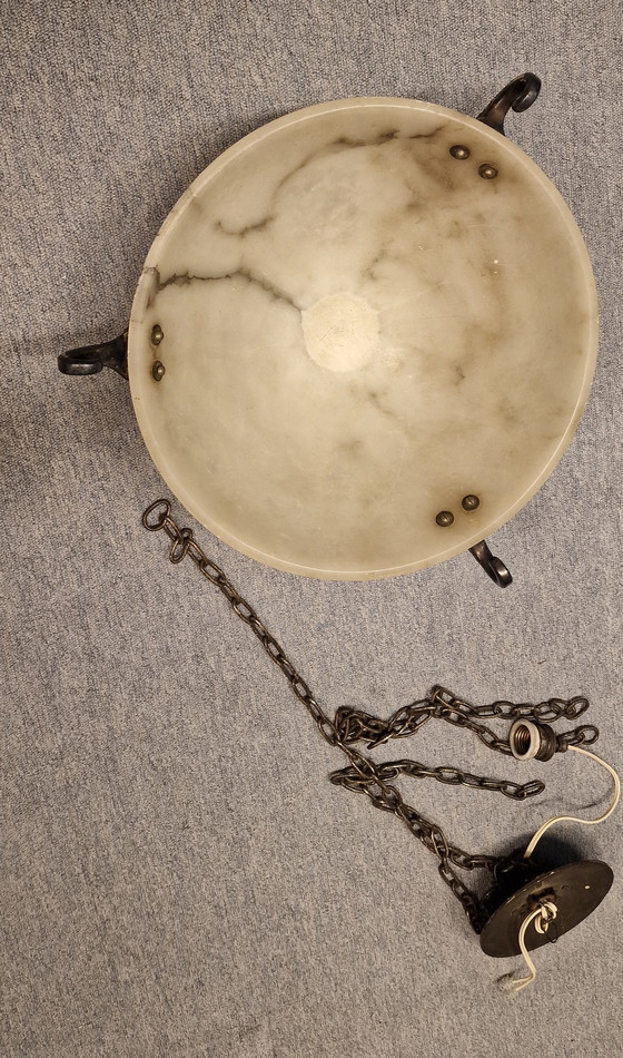 Image 1 of Lampada da soffitto/a sospensione in alabastro bianco venato di nero, stile Art Déco, periodo tra le due guerre.