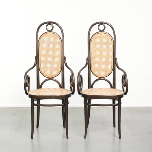2 chaises vintage originales Thonet, modèle Long John, avec accoudoirs, dossier haut, assise et dossier en sangles.