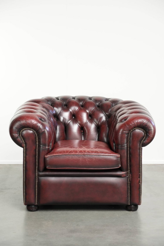 Schicker, gelebter englischer Chesterfield Club-Sessel in zeitlosem Rot – Leather, Klassiek (photo 2 of 13)