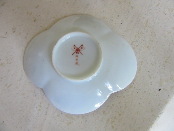 Image 1 of Tazza da tè e piattino orientali antichi, rossi e dorati, contrassegnati sul fondo.