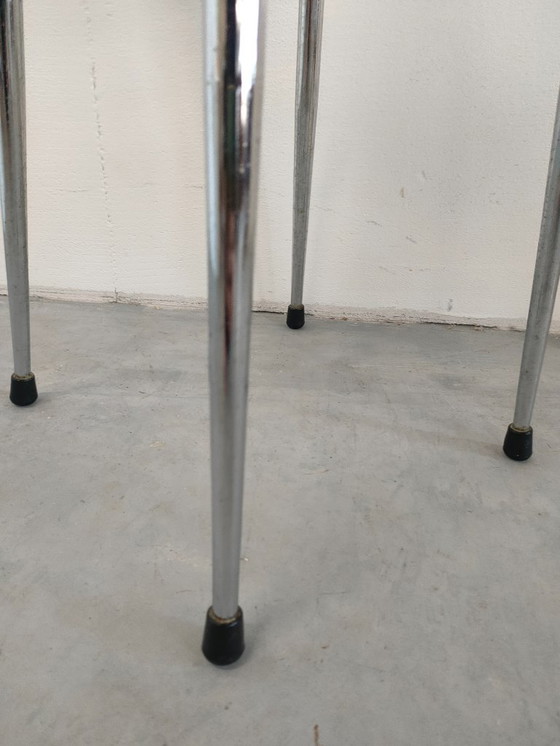 Image 1 of Sgabello industriale vintage anni '60/'70 con sedile in similpelle rossa.