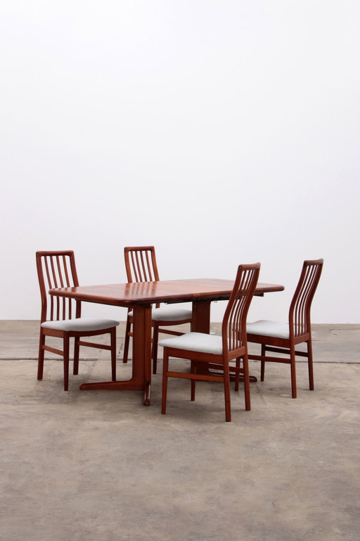 Conjunto danés de 4 sillas de Kai Kristansen y una mesa de Korup, 1960, Dinamarca.