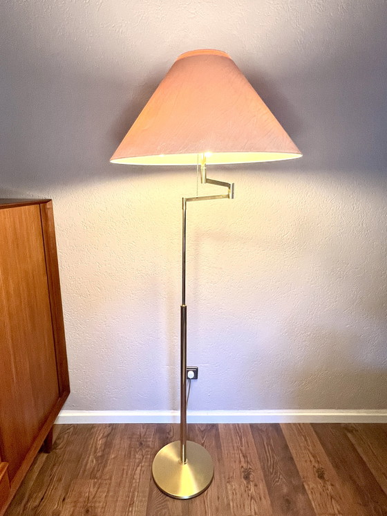 Image 1 of GKS - Gebrüder Knappstein Leuchten - Mid Century Lampadaire En Laiton Avec Bras Pivotant, Abat-jour Beige Allemagne, Années 1960