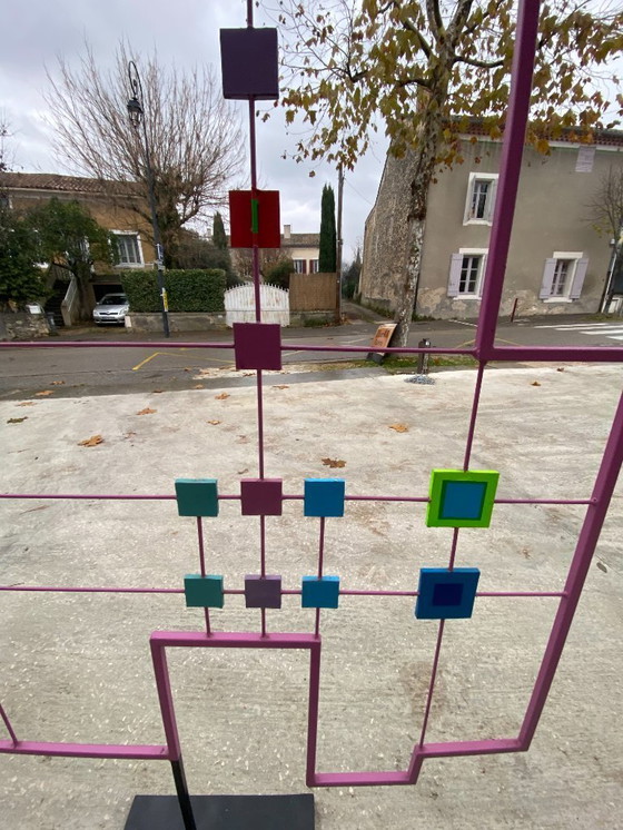 Image 1 of Salvador Presta - Gelakt metalen beeldhouwwerk, 1983. Gesigneerd en gedateerd onder de sokkel. 198 x 121 x 41 cm, 10 kg. 1900