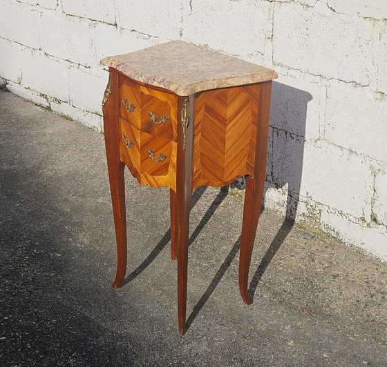 Image 1 of Comodino vintage francese intarsiato - Comodino in marmo e legno - Stile Luigi XV - Anni '70