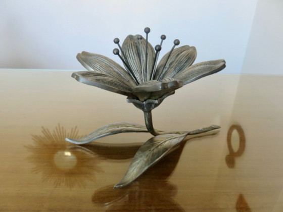Set di 6 posacenere a forma di fiore, in bronzo argentato, Francia, circa 1960 o 1970 – Oggetti decorativi (photo 8 of 16)