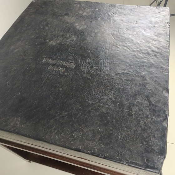 Rare brique d'or impériale chinoise (Jīn Zhuān) sur une table d'exposition en bois réalisée sur mesure. (photo 5 of 16)