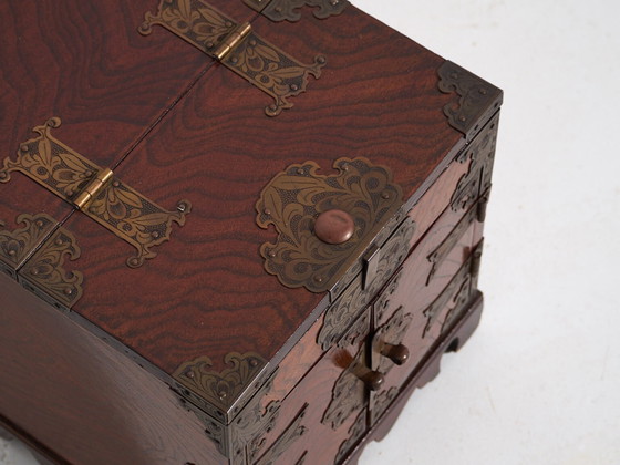Antica scatola da toeletta con specchio in legno di zelkova – Corea, 1900 circa – Tolette, Glass, Brass (photo 14 of 40)