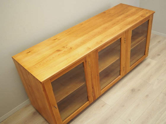 Image 1 of Vitrine en pin, design danois, années 1980, production : Danemark