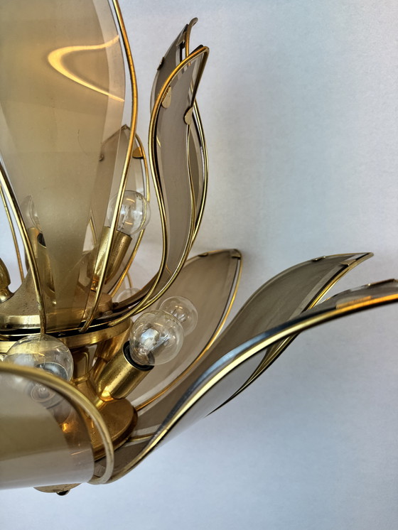 Image 1 of Grande lampada a sospensione "Lotus" d'epoca in vetro fumé e ottone - stile Hollywood Regency