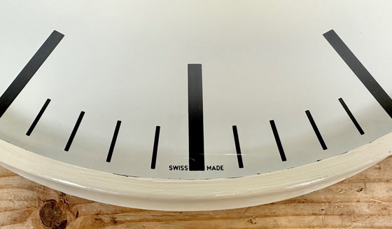 Image 1 of Horloge murale vintage suisse beige de Favag, années 1970