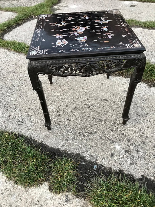 Chinese bijzettafel in zwart gelakt hout, jaren 50