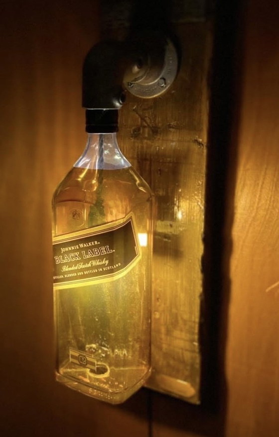 Image 1 of Lampada d'atmosfera bottiglia di whisky con tubo da impalcatura e legno