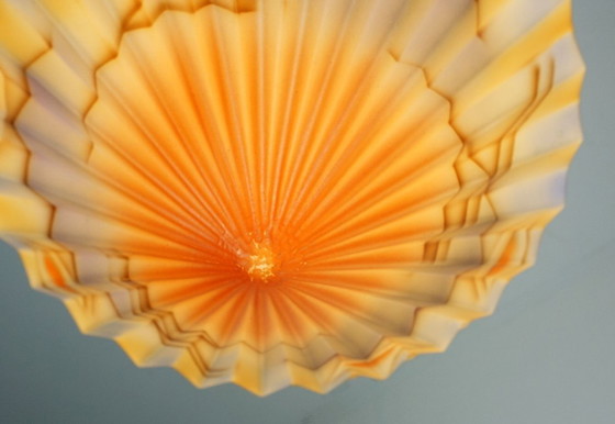 Image 1 of Art déco glazen hanglamp met airbrush spritzdekor, geplooide vorm, avant-gardistisch design uit de jaren 1920-1930.