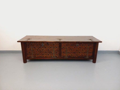 Een laag, brutalistisch dressoir van Georges Robert, gemaakt van donker grenenhout, uit de jaren 50/60.