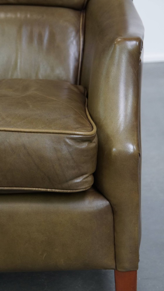 Image 1 of Poltrona in pelle di mucca verde oliva rifinita con chiodi decorativi