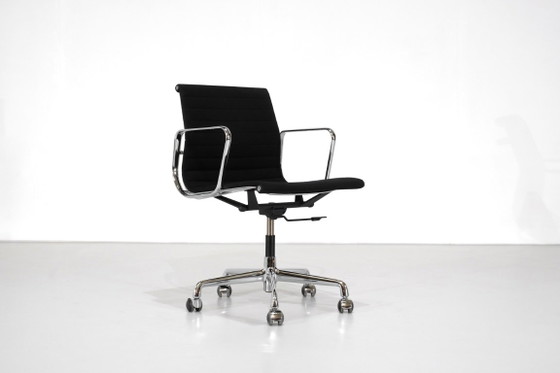 Sedia da ufficio "EA 117" di Charles Ray Eames per ICF USA, 1969. – Poltrone, Tessile (photo 4 of 18)