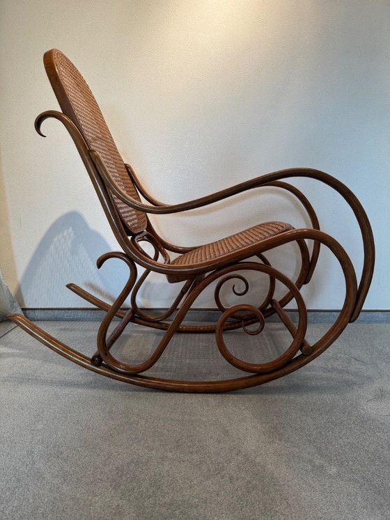 Original Thonet Rocking Chair Modell 825 (Year 1966) – Excellent Condition – Wood (photo 3 of 9)