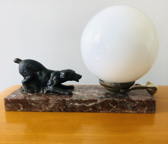 Image 1 of Lampe art déco globe en opaline et chien de chasse 