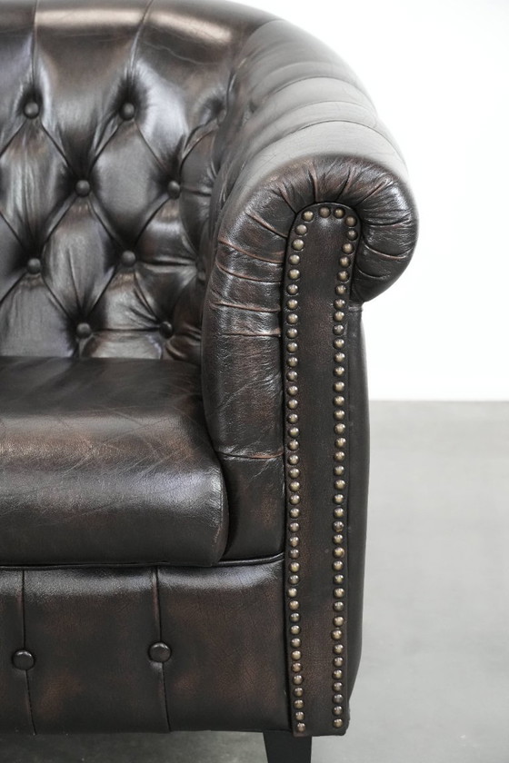 Image 1 of Fauteuil club Chesterfield luxueux en cuir de vachette foncé de style anglais