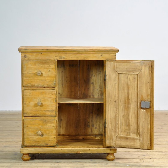 Armario de pino, circa 1900 – Iron, Wood (photo 4 of 14)