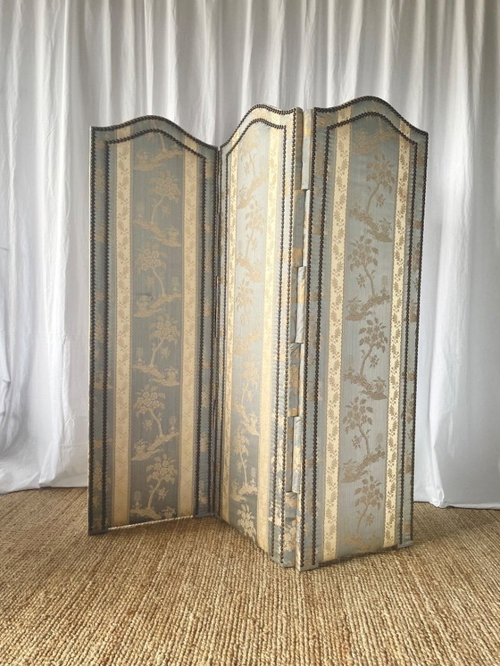 Image 1 of Biombo antiguo de estilo chinoiserie, principios del siglo XX, realizado en seda damasco.