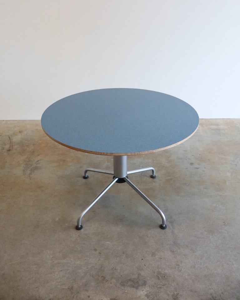 Fritz Hansen Vintage Round Table by Vico Magistretti | €600 | Whoppah