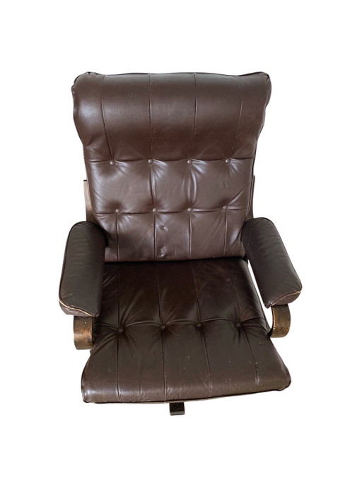 Draaibare fauteuil, gebogen houten frame, bruin leren zitting, Scandinavisch ontwerp ca 1970