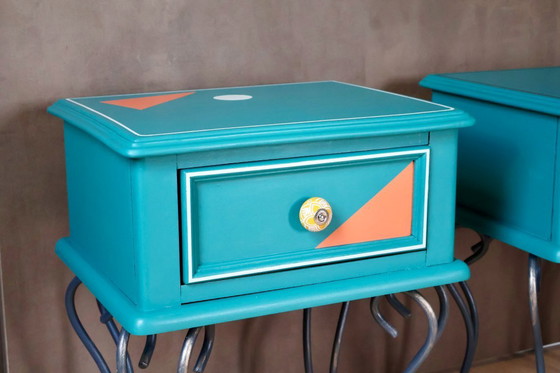 Image 1 of Memphis Twins – comodini postmoderni nei colori verde acqua e arancione toscano.
