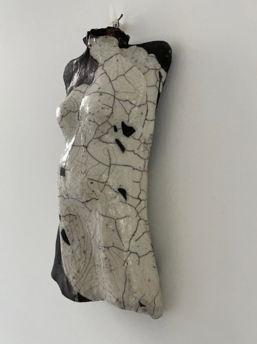 Sculpture murale en céramique – torse féminin en glaçure raku