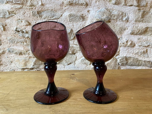 Par de cuencos de vidrio con burbujas de color púrpura