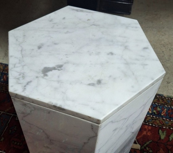 Image 1 of Tavolino laterale con piedistallo monolitico esagonale in marmo di Carrara italiano
