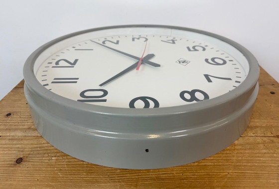 Grande horloge murale industrielle grise de TN, années 1960 – Pendules, Verre, Fer (photo 13 of 15)