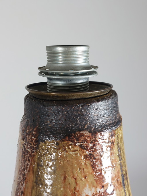 Lámpara de pie o de mesa con base de cerámica cónica de estilo vintage de mediados de siglo.
