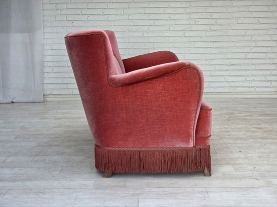 Image 1 of Sofá danés de 2 plazas de la década de 1970, tapizado en terciopelo rosa salmón y madera de roble.