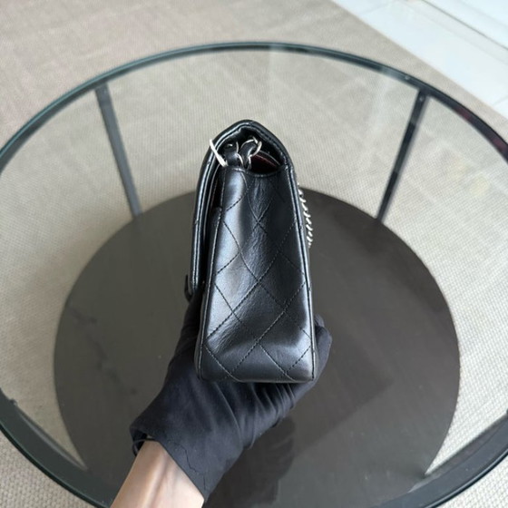 Image 1 of Sac Chanel Classic Flap moyen - 25 cm, en agneau matelassé noir, finitions argentées, série 12