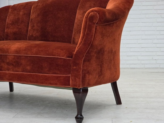 Image 1 of Canapé 2 places danois des années 1950, revêtement en velours, pieds en chêne.