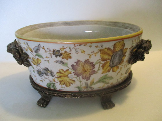 Image 1 of Toussi Court, Bomboniera, Ceramica con Manici in Bronzo, Decorata con Fiori