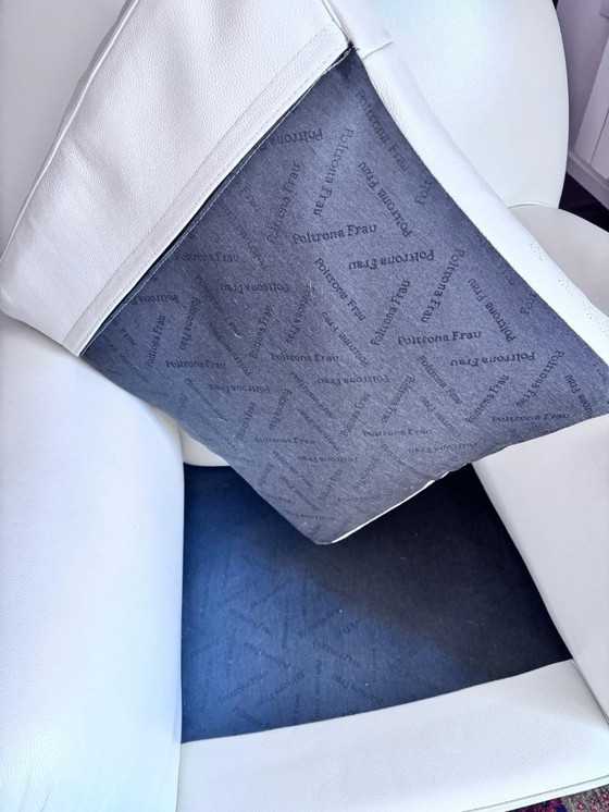 Image 1 of Frau Vanity Fair Sessel in Cremeweiß