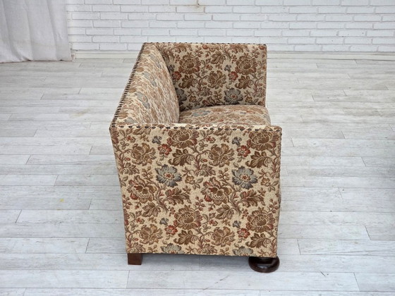 Image 1 of Dänisches 2-Sitzer-Sofa aus den 1950er Jahren, beiger/brauner Möbelstoff, Eichenholz.