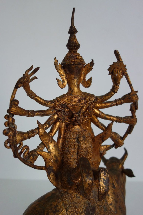 Image 1 of Statua in bronzo dorato di Shiva a Nandi, India, metà del XX secolo.