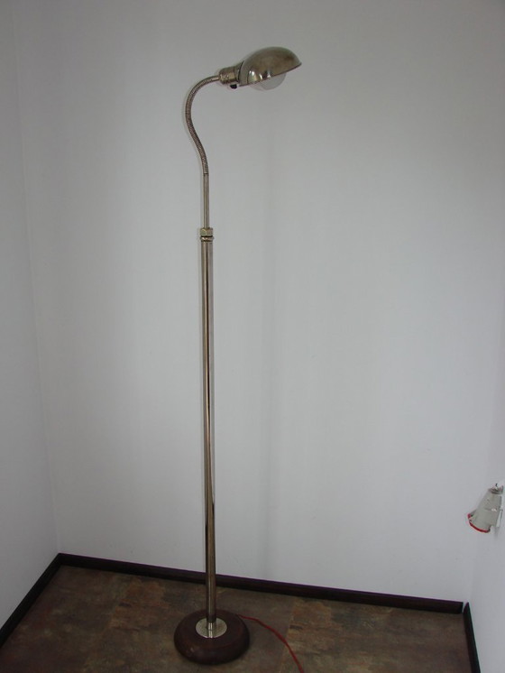 Image 1 of Una elegante lámpara de pie de la época Art Déco, fabricada en la década de 1930.