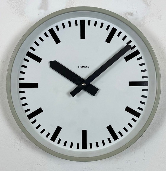 Image 1 of Horloge murale industrielle grise de Siemens, années 1970