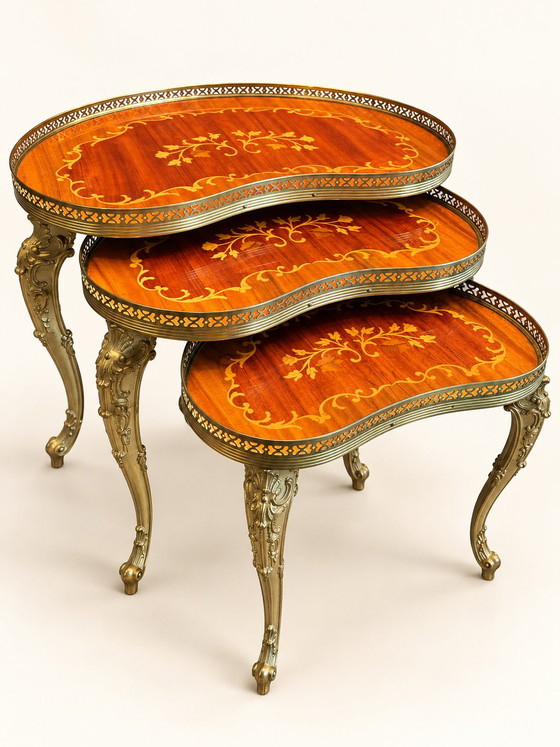 Set antico di tre tavolini a incastro in elegante forma a rene – Bronzo, Rame (photo 2 of 7)