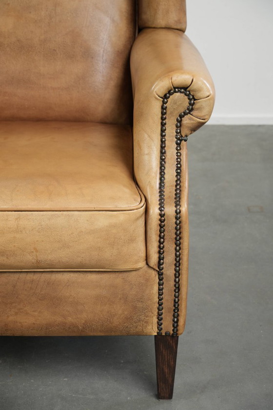 Image 1 of Mooie lichte rundleren oorfauteuil met een tijdloze Engelse uitstraling en een goed zitcomfort